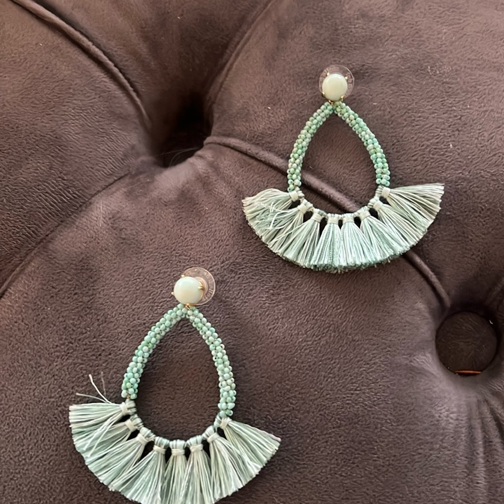 Pretty mint green, light turquoise color. Like new